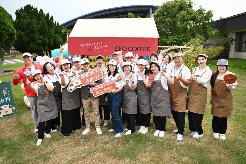 古承濬（前排左4）帶領夥伴跟著胖卡巡迴各鄉鎮