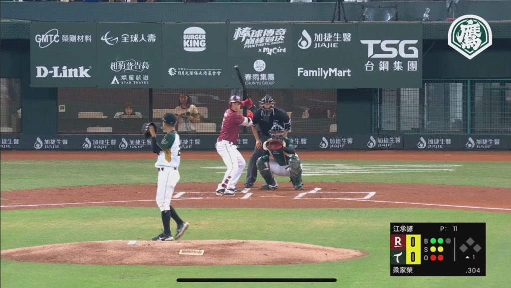 （藉助台鋼集團資源，加捷品牌開始走進球場。）