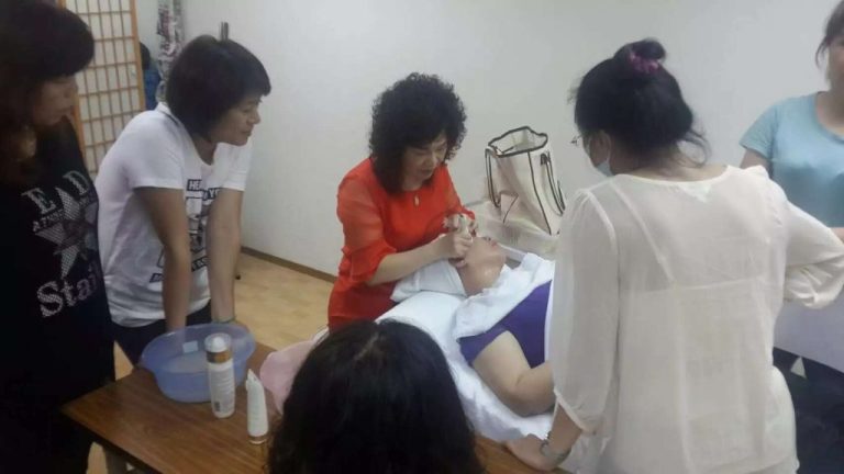 智點直銷媒--詹子萱開運繡眉闖出名號，客人從早排到晚。
