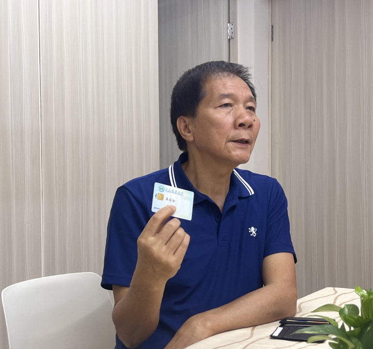 辜安加笑說自己很少用到健保卡，可以跟政府換一包衛生紙嗎？
